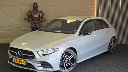 Gebruikt 2023 Mercedes A180 AMG line Hatchback | € 32.499 (Eerlijke prijs)