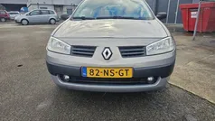 Beige Gebruikt 2004 Renault Mégane II Basis Hatchback | € 1.099 (Eerlijke prijs)
