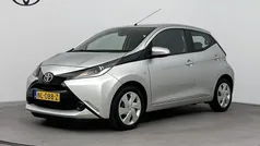 Grijs metallic Gebruikt 2016 Toyota Aygo X-play Hatchback | € 8.895 (Eerlijke prijs)