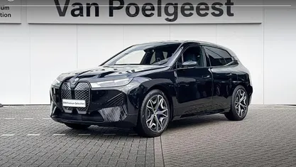 Saphirschwarz metallic (zwart metallic) Gebruikt 2021 BMW iX Executive SUV | € 42.900 (Eerlijke prijs)