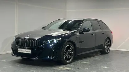 Zwart Gebruikt 2024 BMW 530e Executive Stationwagen | € 59.880 (Eerlijke prijs)