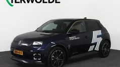 Bleu nocturne / noir etoilé Gebruikt 2024 Renault R5 Iconic Hatchback | € 28.945 (Eerlijke prijs)