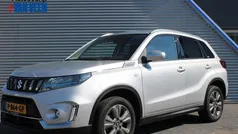 Grijs, metallic lak Gebruikt 2022 Suzuki Vitara SUV | € 24.945 (Eerlijke prijs)