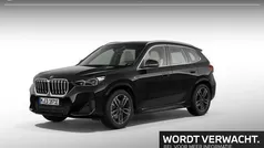 Saphirschwarz metallic (zwart metallic) Gebruikt 2023 BMW iX1 M Sport SUV | € 47.900 (Eerlijke prijs)