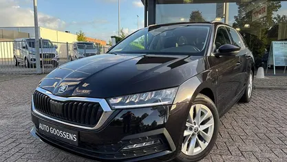 Zwart Occasion 2023 Skoda Octavia Business Line Stationwagen | € 27.995 (Eerlijke prijs)
