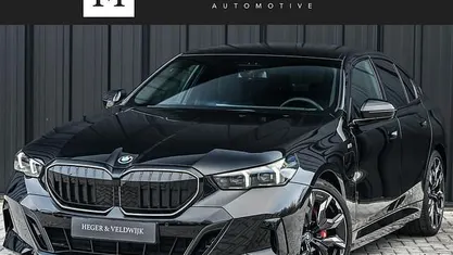 Zwart (metallic) Occasion 2024 BMW 550e M Sport Sedan | € 76.900 (Eerlijke prijs)