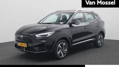 Zwart, metallic lak Gebruikt 2023 MG ZS Luxury Sedan | € 21.444 (Eerlijke prijs)