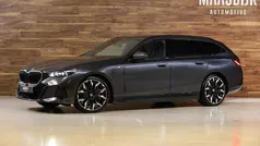 Grijs, metallic lak Gebruikt 2025 BMW 550e Comfort Edition Stationwagen | € 99.740 (Super prijs)