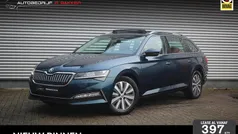 Blauw (metallic) Gebruikt 2022 Skoda Superb Style Stationwagen | € 29.995 (Eerlijke prijs)