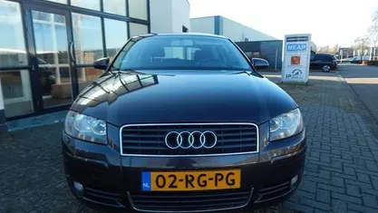 Grijs (metallic) Gebruikt 2005 Audi A3 Attraction Hatchback | € 1.495 (Super prijs)
