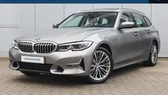 Grijs (metallic) Gebruikt 2022 BMW 330e M Sport Stationwagen | € 33.950 (Eerlijke prijs)