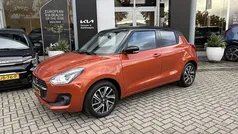 Oranje Gebruikt 2021 Suzuki Swift Style Hatchback | € 17.945 (Eerlijke prijs)