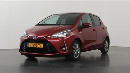 Rood Occasion 2019 Toyota Yaris Hybrid Hatchback | € 16.730 (Eerlijke prijs)