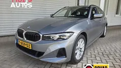 Grijs, metallic lak Gebruikt 2023 BMW 318 Basis Stationwagen | € 32.995 (Eerlijke prijs)
