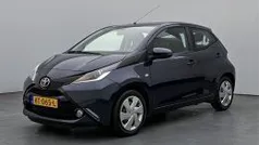 Blauw metallic Gebruikt 2018 Toyota Aygo X-play Hatchback | € 8.245 (Eerlijke prijs)