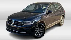 Zwart Gebruikt 2021 VW Tiguan Life SUV | € 32.450 (Eerlijke prijs)