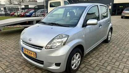 Grijs (metallic) Gebruikt 2009 Daihatsu Sirion Hatchback | € 2.495 (Eerlijke prijs)