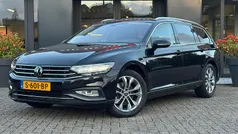 Zwart Gebruikt 2023 VW Passat Comfortline Stationwagen | € 28.950 (Eerlijke prijs)