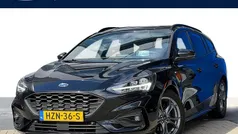Zwart, metallic lak Gebruikt 2021 Ford Focus ST-Line Stationwagen | € 22.400 (Goede deal)