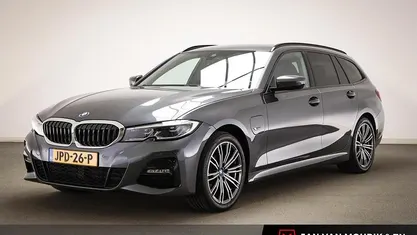Grijs Gebruikt 2022 BMW 320e M Sport Stationwagen | € 31.695 (Eerlijke prijs)