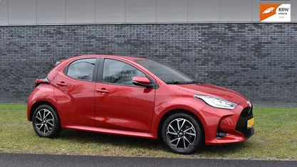 Rood Occasion 2022 Toyota Yaris Hatchback | € 16.940 (Eerlijke prijs)