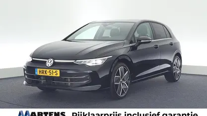 Zwart Gebruikt 2024 VW Golf VIII Style Hatchback | € 34.948 (Eerlijke prijs)