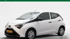 Wit, metallic lak Gebruikt 2021 Toyota Aygo Hatchback | € 9.888 (Goede deal)