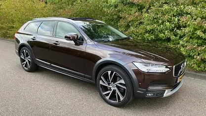 Bruin Occasion 2017 Volvo V90 CC Pro Stationwagen | € 25.950 (Eerlijke prijs)