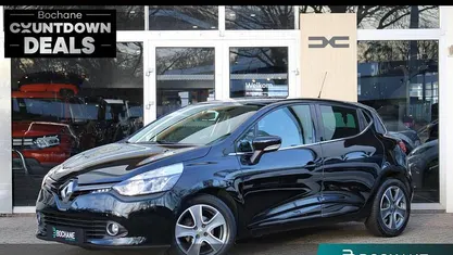 Zwart Gebruikt 2015 Renault Clio IV Night&Day Hatchback | € 8.745 (Eerlijke prijs)