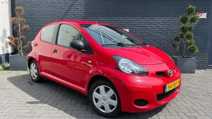 Occasion Toyota Aygo 68 PK (50 kW) 2011 Rood Hatchback