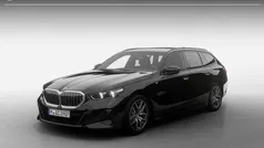 Saphirschwarz metallic (zwart metallic) Nieuw 2025 BMW 520 M Sport Stationwagen | € 84.056 (Eerlijke prijs)
