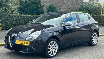 Occasion Alfa Romeo Giulietta Distinctive 120 PK (88 kW) 2010 Zwart, metallic lak Hatchback