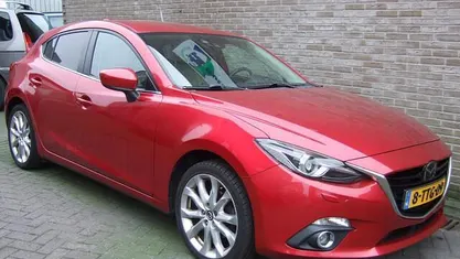 Rood (metallic) Occasion 2014 Mazda 3 Hatchback | € 10.999 (Eerlijke prijs)