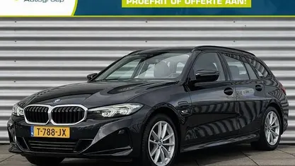 Zwart Occasion 2023 BMW 320e Basis Stationwagen | € 32.900 (Eerlijke prijs)