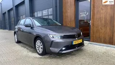 Grijs, metallic lak Gebruikt 2022 Opel Astra Edition Hatchback | € 16.999 (Eerlijke prijs)