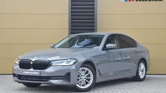 Grijs Gebruikt 2022 BMW 520 Comfort Edition Sedan | € 39.950 (Eerlijke prijs)