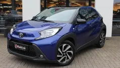 Blauw, metallic lak Gebruikt 2023 Toyota Aygo Pulse Hatchback | € 17.950 (Eerlijke prijs)