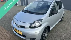 Grijs Gebruikt 2011 Toyota Aygo Hatchback | € 2.999 (Goede deal)