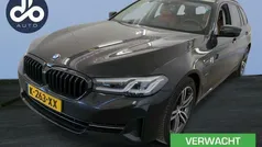 Zwart Gebruikt 2021 BMW 530e Executive Stationwagen | € 29.934 (Eerlijke prijs)