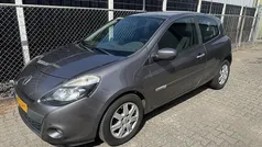 Grijs Gebruikt 2011 Renault Clio II Authentique Hatchback | € 1.850 (Eerlijke prijs)