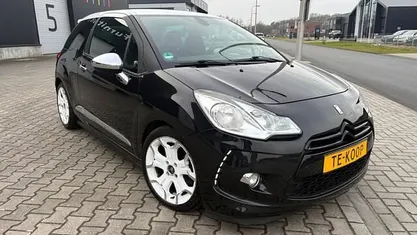Zwart (metallic) Occasion 2011 Citroën DS3 Sport Chic Hatchback | € 3.800 (Goede deal)
