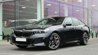 Zwart Gebruikt 2025 BMW 550e M Sport Sedan | € 88.950 (Eerlijke prijs)