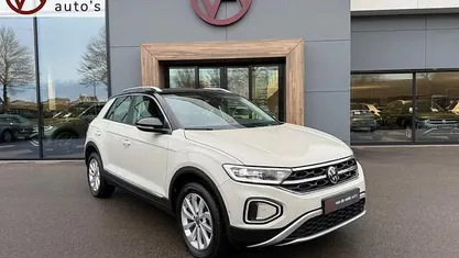 Gebruikt 2024 VW T-Roc Style SUV | € 33.945 (Eerlijke prijs)