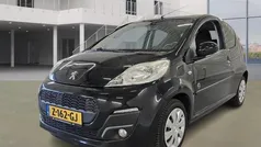 Zwart, metallic lak Gebruikt 2012 Peugeot 107 Hatchback | € 4.495 (Eerlijke prijs)