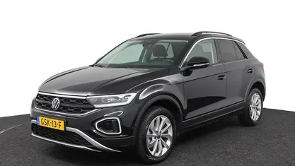 Zwart Gebruikt 2024 VW T-Roc Edition SUV | € 33.995 (Eerlijke prijs)