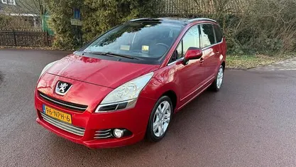 Rood Occasion 2010 Peugeot 5008 MPV | € 3.249 (Eerlijke prijs)