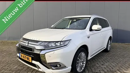 Wit (metallic) Occasion 2021 Mitsubishi Outlander P-HEV Intense SUV | € 23.950 (Eerlijke prijs)