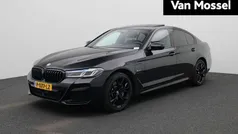 Zwart, metallic lak Gebruikt 2022 BMW 520 M Sport Sedan | € 36.945 (Eerlijke prijs)