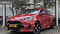 Rood, metallic lak Gebruikt 2024 Toyota Yaris Hybrid Edition Hatchback | € 26.495 (Eerlijke prijs)