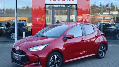 Rood Gebruikt 2024 Toyota Yaris Hybrid Hatchback | € 23.900 (Eerlijke prijs)